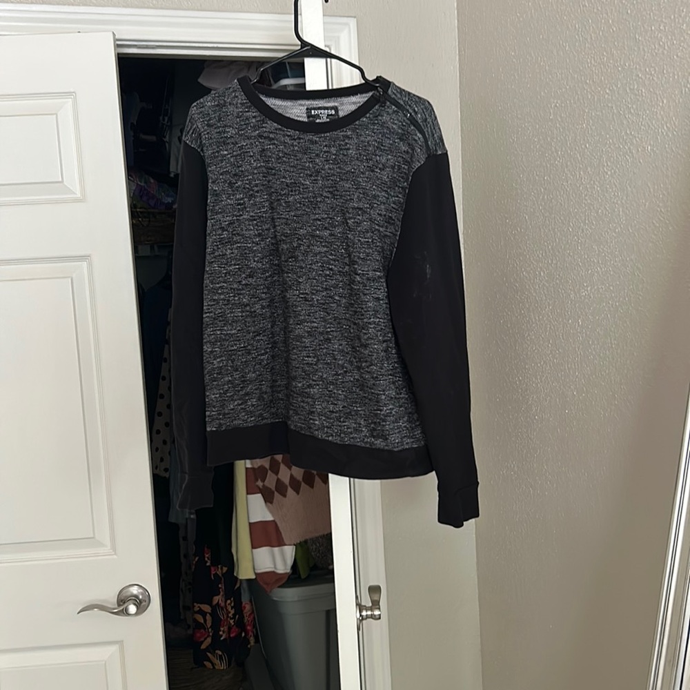 Gray/black sweatshirt